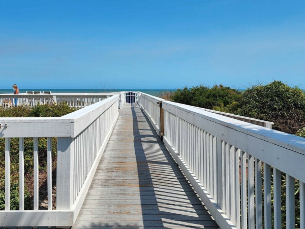 Elegant Beach retreat in Pawleys Island 5-Bedroom Steps to Beach